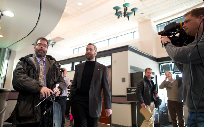 Dustin Diamond, segundo desde la izquierda, sale de su audiencia preliminar en el Palacio de Justicia del Condado de Ozaukee el 5 de enero de 2015 en Port Washington, Wisconsin.