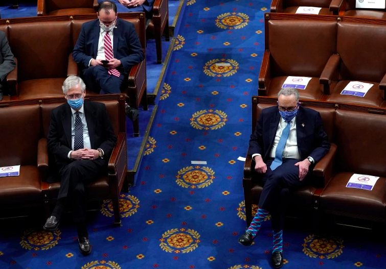 Los líderes del Senado, Mitch McConnell, izquierda, y Chuck Schumer