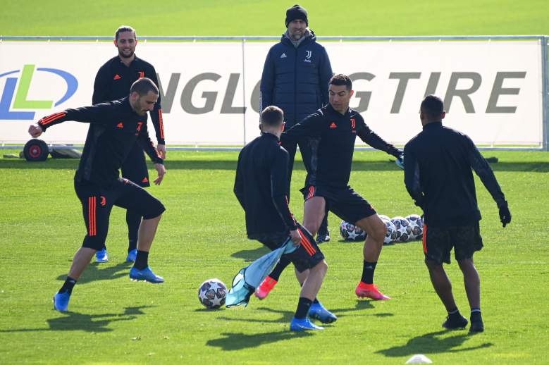 Adrien Rabiot, Leonardo Bonucci y Cristiano Ronaldo en sesión de entrenamiento el 16 de febrero de 2021 en el campo de entrenamiento de la Juventus en Turín, previo al partido de Liga Campeones contra el Oporto