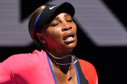 Serena Williams rompe en llanto y abandona rueda de prensa – Video