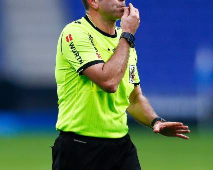 Brasil: un árbitro orinó en el campo de juego – Video