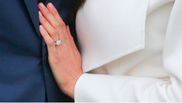 Meghan Markle estrena su anillo de compromiso.