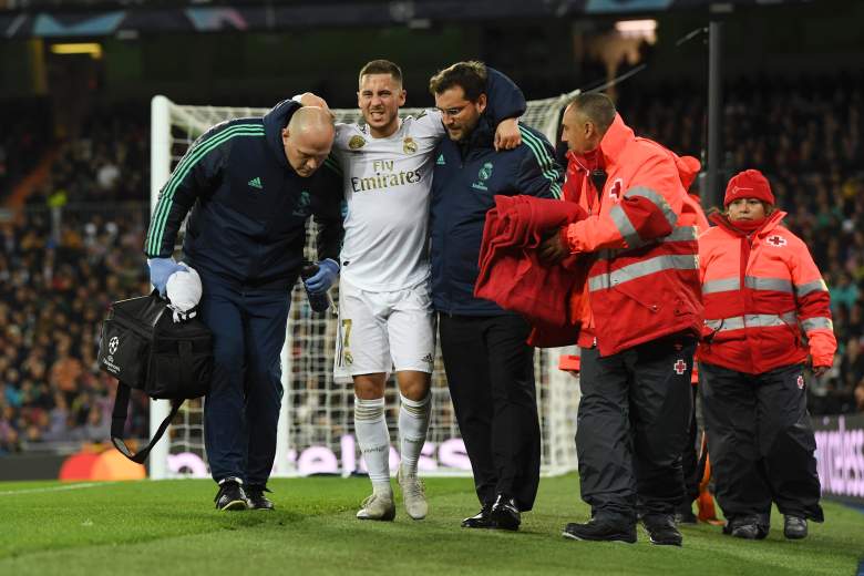 Eden Hazard del Real Madrid sale del campo con una lesión durante el partido del grupo A de la Liga de Campeones de la UEFA entre el Real Madrid y el Paris Saint-Germain en el Bernabeu el 26 de noviembre de 2019 en Madrid, España.