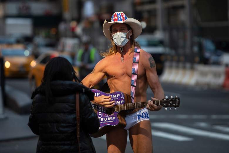 Arrestan al "Naked Cowboy" en Volusia Florida: video