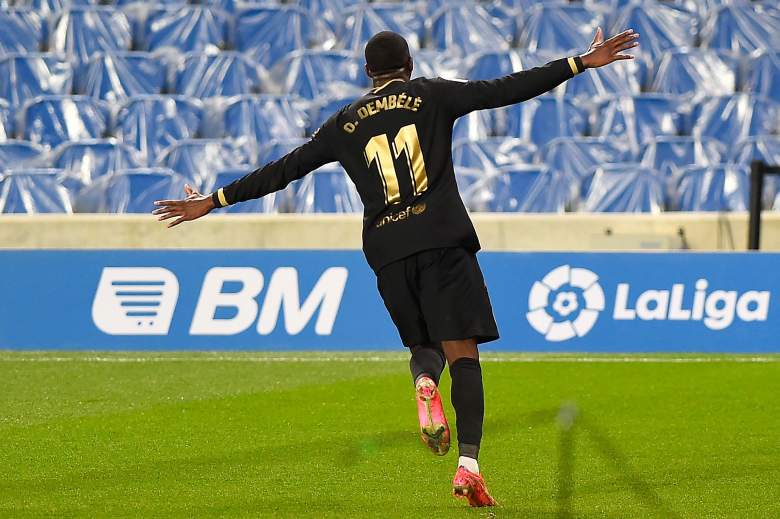 El centrocampista francés del Barcelona Ousmane Dembélé celebra tras marcar un gol durante el partido de fútbol de la Liga española entre la Real Sociedad y el Barcelona en el estadio de Anoeta de San Sebastián el 21 de marzo de 2021