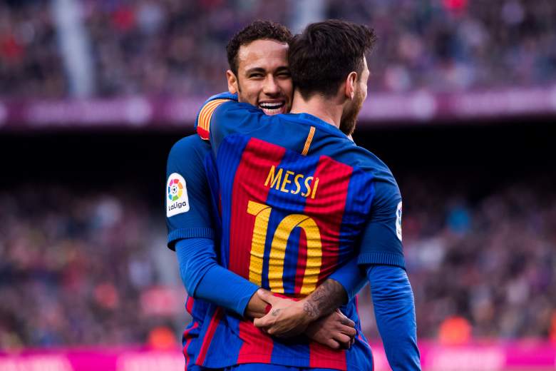 Lionel Messi (R) del FC Barcelona celebra con su compañero Neymar Santos Jr después de anotar el segundo gol de su equipo durante el partido de La Liga entre el FC Barcelona y el Athletic Club en el estadio Camp Nou el 4 de febrero de 2017 en Barcelona , España.