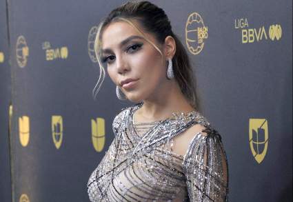 Frida Sofía muestra foto como “prueba” del presunto abuso sexual de su abuelo