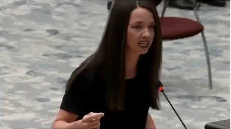 Courtney Ann Taylor, pide a la junta de las Escuelas Públicas del Condado de Gwinnett que levante la regla del uso de mascarillas.