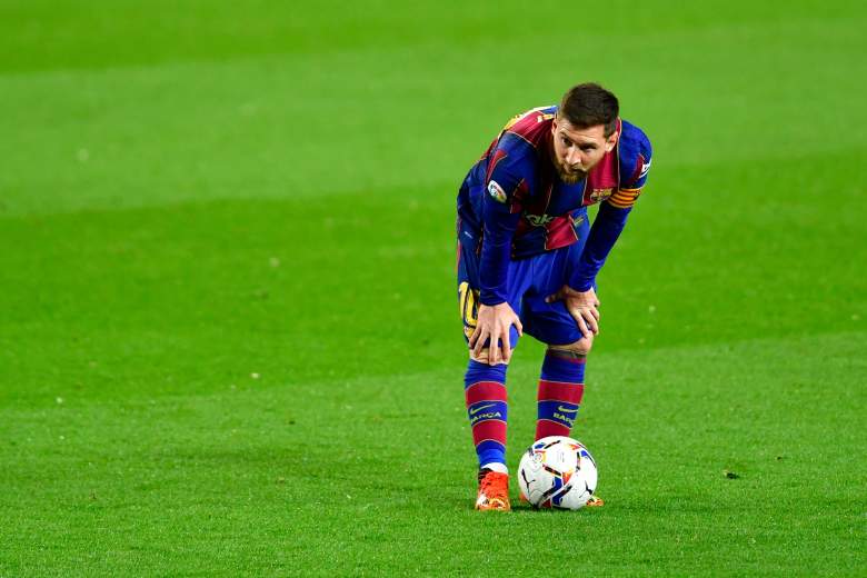 El delantero argentino del Barcelona Lionel Messi observa durante el partido de fútbol de la Liga española entre el FC Barcelona y el Real Valladolid FC en el estadio Camp Nou de Barcelona el 5 de abril de 2021