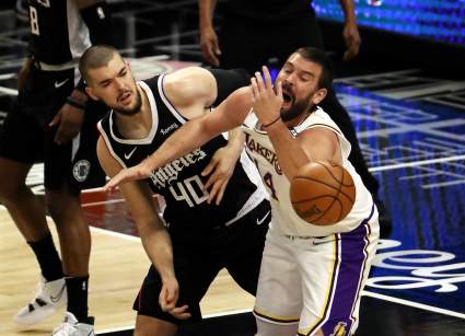 VIDEO: Jugador de los Lakers sufre grotesca lesión contra los Celtics