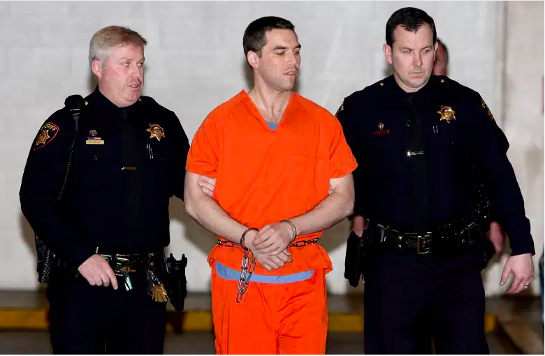 REDWOOD CITY, CA - 17 DE MARZO: El asesino convicto Scott Peterson es escoltado por dos agentes del Sheriff del condado de San Mateo mientras lo llevan desde la cárcel a una camioneta que lo espera el 17 de marzo de 2005 en Redwood City, California. Scott Peterson fue trasladado al corredor de la muerte de la prisión de San Quentin después de que fuera formalmente condenado a muerte por el asesinato de su esposa Laci y su hijo por nacer. (Foto de Justin Sullivan / Getty Images)