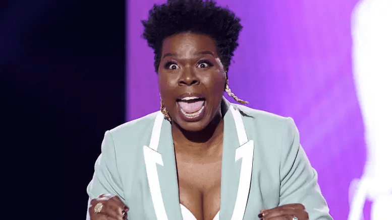 Leslie Jones habla en el escenario durante los premios ESSENCE Black Women in Hollywood Awards