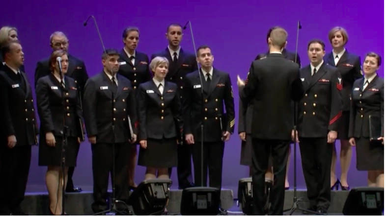 Los cantantes marinos de la banda de la Marina de los EE.UU.