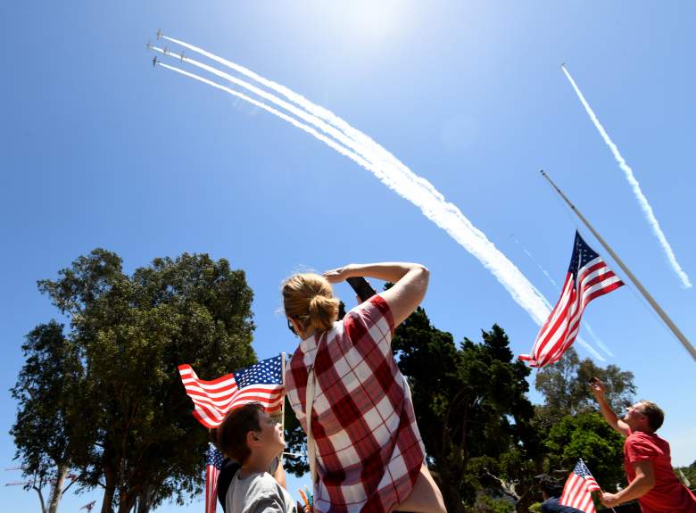 Una familia observa el paso elevado de un avión histórico el Día de los Caídos en el Cementerio Nacional de Los Ángeles el 25 de mayo de 2020 en Los Ángeles, California.