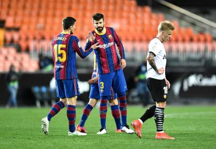 Piqué se enfurece con compañeros del Barcelona en partido contra Valencia