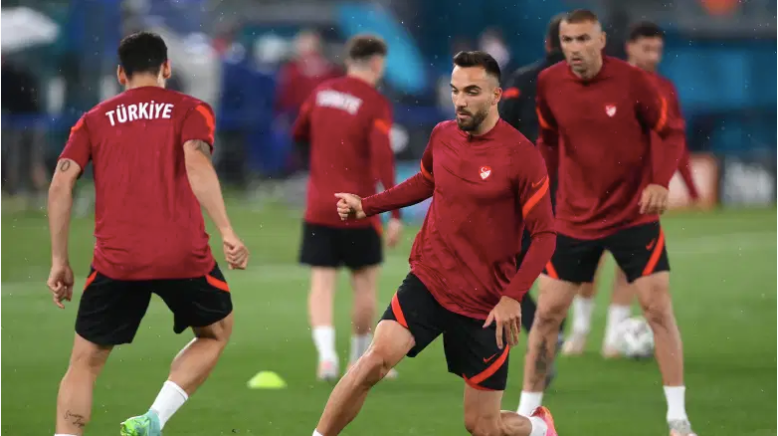 Kenan Karaman de Turquía en acción durante la sesión de entrenamiento de Turquía antes del partido del Grupo A del Campeonato de la UEFA Euro 2020 entre Turquía e Italia en el Estadio Olímpico el 10 de junio de 2021 en Roma, Italia. (Foto de Mike Hewitt / Getty Images)