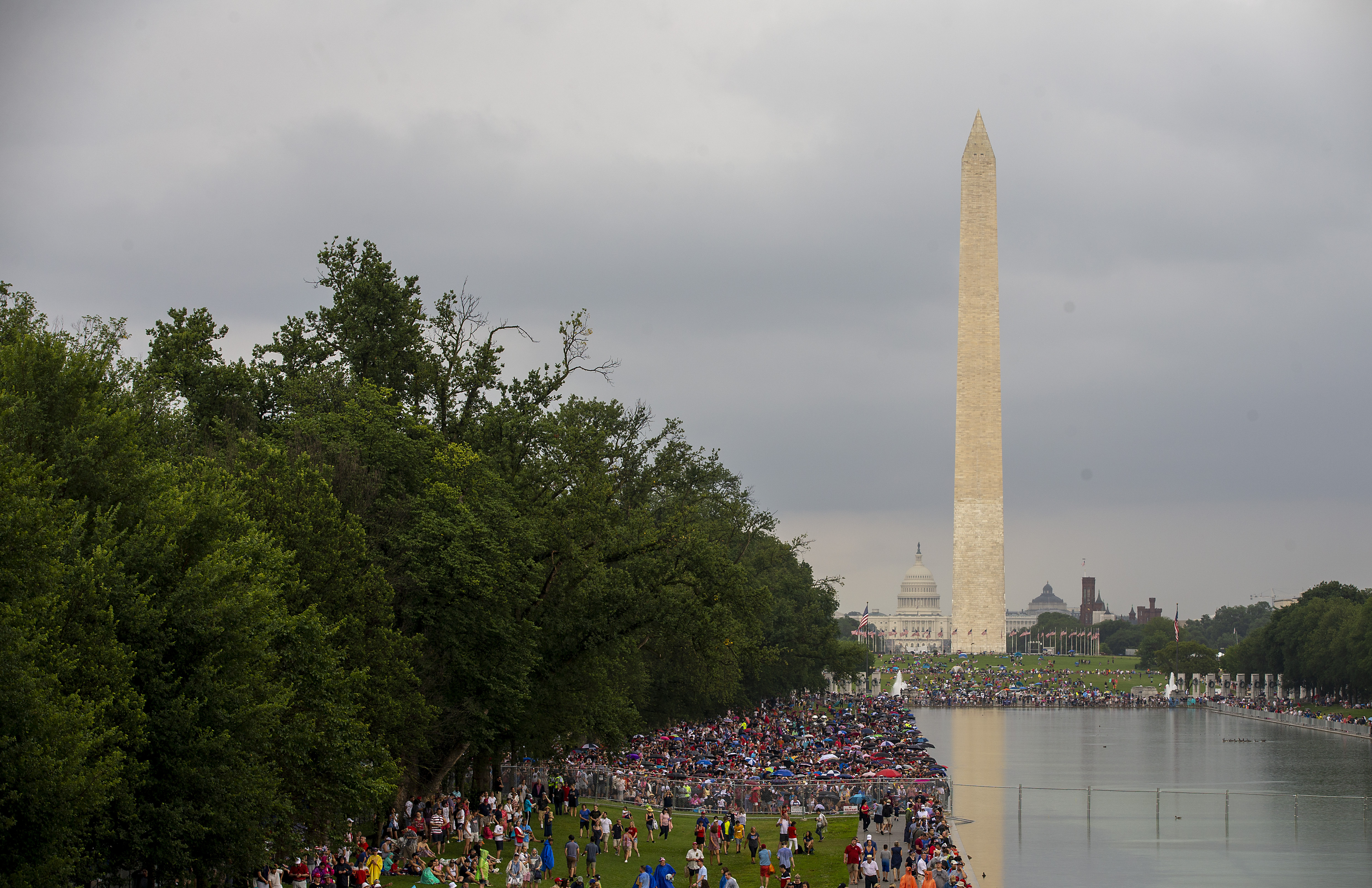 Los invitados llegan al centro comercial para escuchar al presidente Trump el 4 de julio de 2019 en Washington, DC.