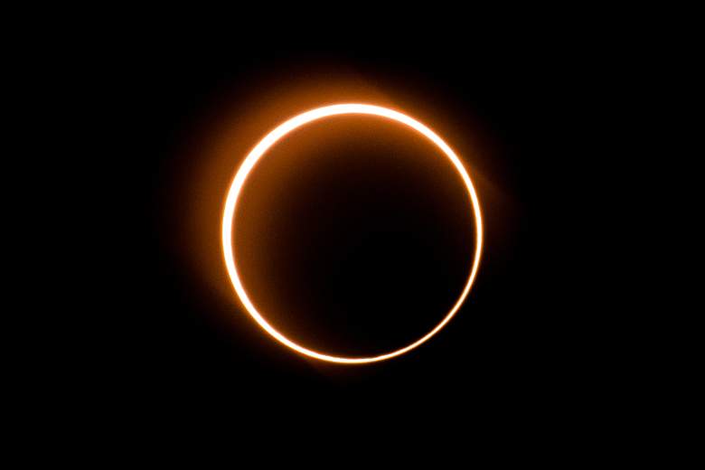 La luna se mueve frente al sol en un raro eclipse solar de "anillo de fuego" visto desde Tanjung Piai, Malasia, el 26 de diciembre de 2019.