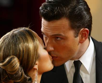 Captan a Jennifer López besándose con Ben Affleck frente a sus hijos: La atacan -Video