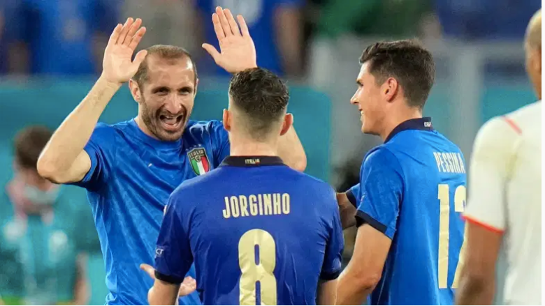 El defensa italiano Giorgio Chiellini celebra con los mediocampistas Jorginho y Matteo Pessina.