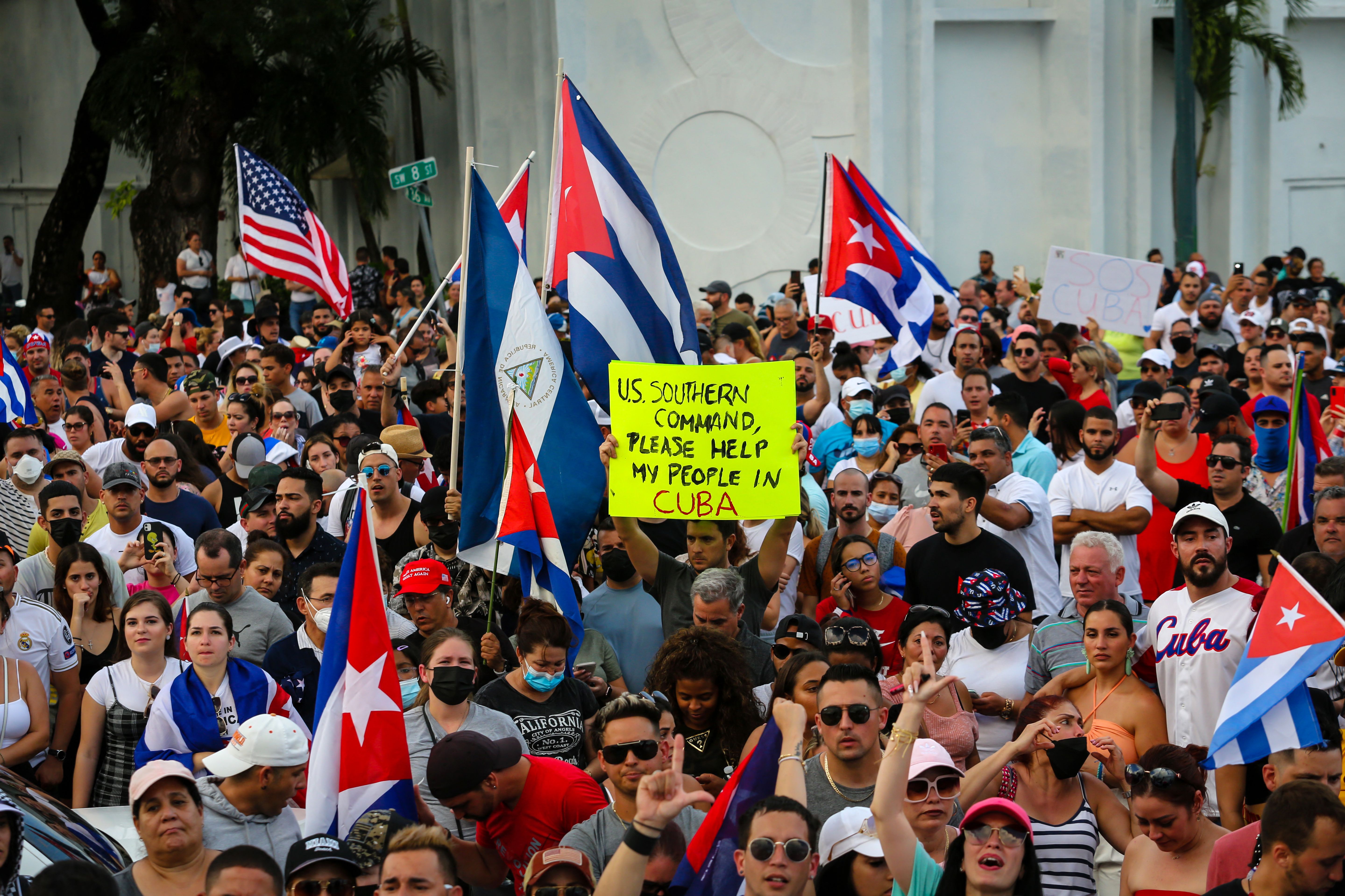 La gente se manifiesta, algunos con banderas y pancartas cubanos y nacionales de los Estados Unidos, durante una protesta contra el gobierno cubano en Miami el 11 de julio de 2021.