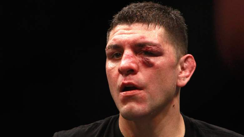 Nick Diaz está en el octágono después de cinco rondas contra Anderson Silva durante UFC 183 en el MGM Grand Garden Arena el 31 de enero de 2015 en Las Vegas, Nevada.