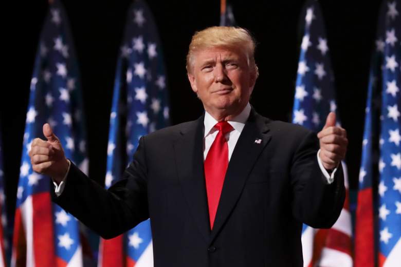 El candidato presidencial republicano Donald Trump saluda a la multitud durante la sesión vespertina del cuarto día de la Convención Nacional Republicana el 21 de julio de 2016 en el Quicken Loans Arena en Cleveland, Ohio.