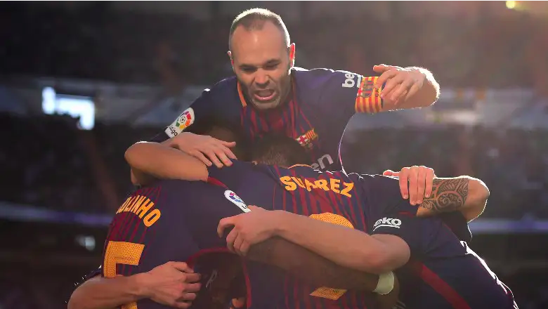 Andrés Iniesta celebra con el Barcelona ante el Real Madrid.