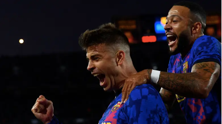 Gerard Piqué celebra con Memphis Depay.