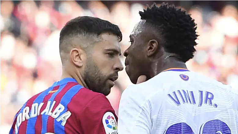 Jordi Alba se enfrenta a Vinicius durante el Clásico