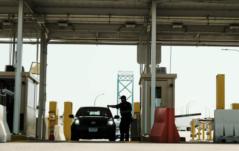 Agentes de Aduanas y Protección Fronteriza de los EE.UU. Vigilan los vehículos que regresan a los EE. UU. desde Canadá