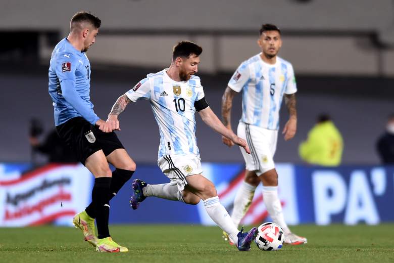 Lionel Messi de Argentina lucha por el balón con Federico Valverde de Uruguay durante un partido entre Argentina y Uruguay como parte de los Clasificatorios Sudamericanos para Qatar 2022 en el Estadio Monumental Antonio Vespucio Liberti el 10 de octubre de 2021 en Buenos. Aires, Argentina.