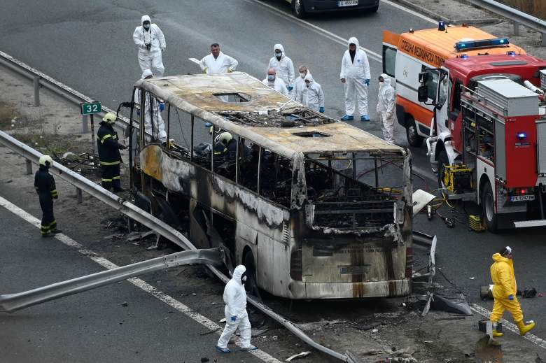 Funcionarios trabajan en el lugar de un accidente de autobús, en el que murieron al menos 46 personas, en una carretera cerca del pueblo de Bosnek, al sur de Sofía, el 23 de noviembre de 2021.