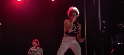 [VIDEO FUERTE] Sophia Urista: Ella es la cantante que orinó a un fanático en pleno festival