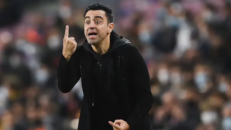 Xavi da instrucciones a sus jugadores ante el Espanyol.