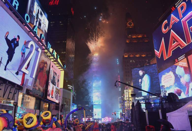 La gente mira la cuenta regresiva para 2019 durante la celebración de la víspera de Año Nuevo en Times Square