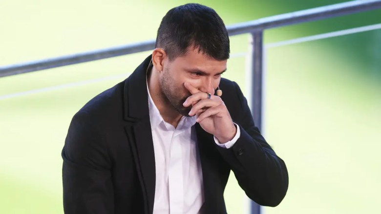 Sergio Agüero anuncia su retiro en rueda de prensa.