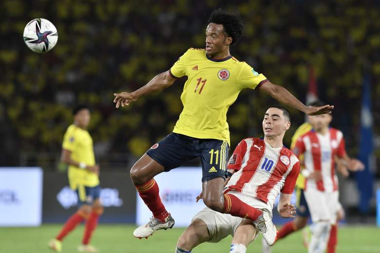 Juan Guillermo Cuadrado de Colombia salta por el balón durante un partido entre Colombia y Paraguay como parte de las Eliminatorias de la Copa Mundial de la FIFA Qatar 2022 en el Estadio Metropolitano el 16 de noviembre de 2021 en Barranquilla, Colombia.