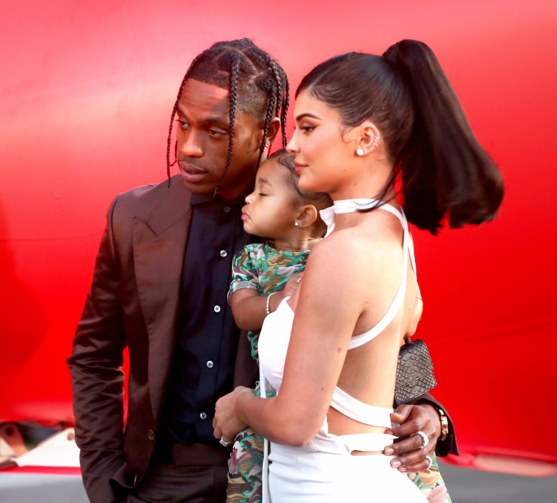 Travis Scott y Kylie Jenner son fotografiados juntos en 2019.