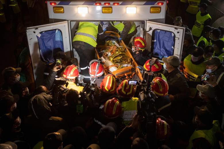 Los equipos de los servicios de emergencia marroquíes llevan a Rayan Oram, de cinco años, a una ambulancia después de sacarlo de un pozo en el que cayó el 1 de febrero, en la remota aldea de Ighrane, en la provincia rural del norte de Chefchaouen, el 5 de febrero de 2022.