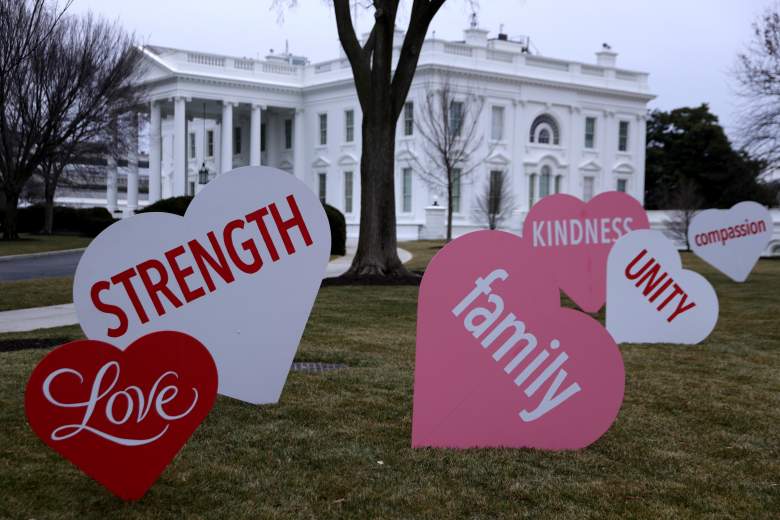 Los letreros en forma de corazón con mensajes de San Valentín se exhiben en el jardín norte de la Casa Blanca el 12 de febrero de 2021 en Washington, DC.