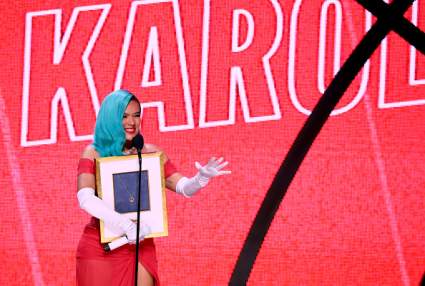 Karol G recibe el premio “Rule Breaker” en la gala de mujeres de Billboard
