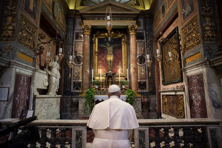 Esta imagen distribuida por los medios del Vaticano muestra al Papa Francisco, en Roma el 15 de marzo de 2020, rezando en la iglesia de S. Marcello al Corso, donde hay un crucifijo milagroso que en 1552 fue llevado en procesión por Roma para detener el gran plaga.