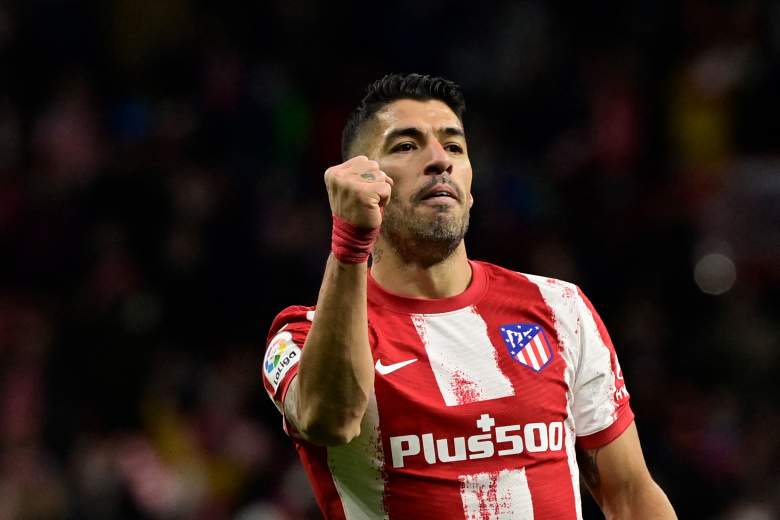 El delantero uruguayo del Atlético de Madrid, Luis Suárez, celebra después de marcar un gol durante el partido de fútbol de la Liga española entre el Club Atlético de Madrid y el Deportivo Alaves en el estadio Wanda Metropolitano de Madrid el 2 de abril de 2022.