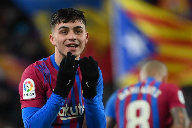 El centrocampista español del Barcelona Pedri celebra marcar el gol de apertura durante el partido de fútbol de la Liga española entre el FC Barcelona y el Sevilla FC en el estadio Camp Nou de Barcelona el 3 de abril de 2022.