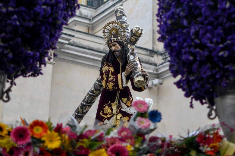 Una imagen de Jesús de Nazaret Merced es llevada por fieles católicos mientras participan en la procesión de La Resena durante la Semana Santa en la Ciudad de Guatemala, el 12 de abril de 2022.