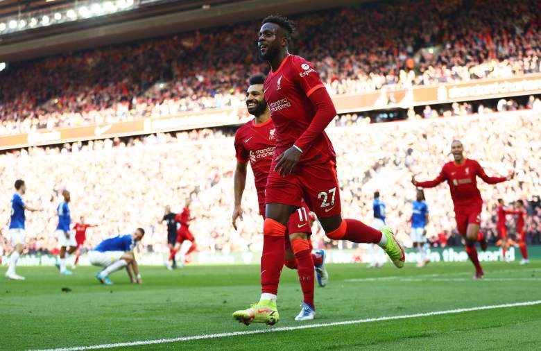 Divock Origi de Liverpool celebra después de marcar el segundo gol de su equipo durante el partido de la Premier League entre Liverpool y Everton en Anfield el 24 de abril de 2022 en Liverpool, Inglaterra.