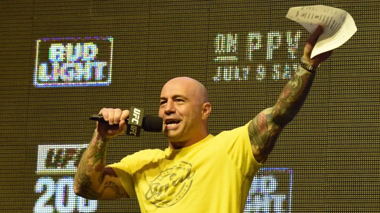 Joe Rogan habla durante el pesaje de UFC 200 en T-Mobile Arena el 8 de julio de 2016 en Las Vegas, Nevada.