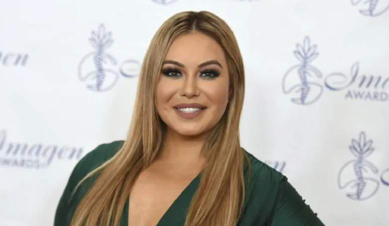 Chiquis con el pelo liso