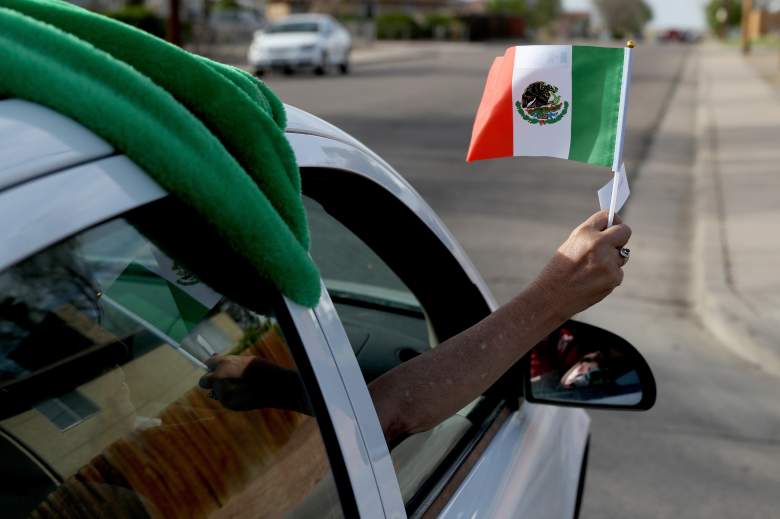 Los juerguistas recorren los vecindarios para celebrar el Cinco de Mayo el 5 de mayo de 2020 en Pueblo, Colorado.